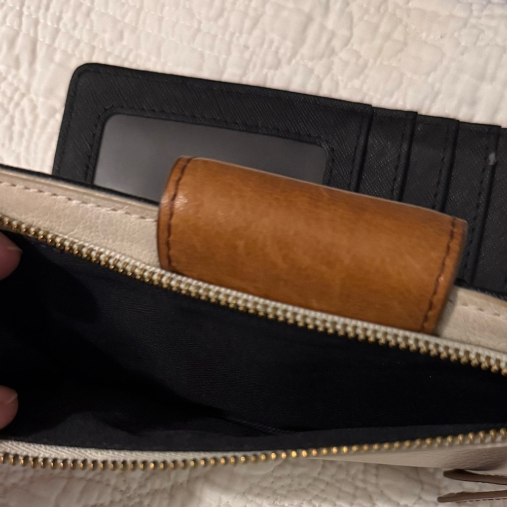 Fossil
Fossil Emma RFID Off-White & Black Striped Bi-Fold Wallet - Picture 6 of 6